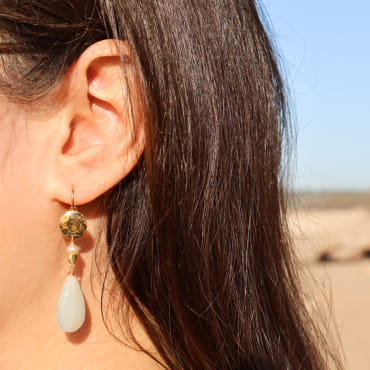 Boucles d’oreilles Crozon vert d’eau et dorées portées, création artisanale française