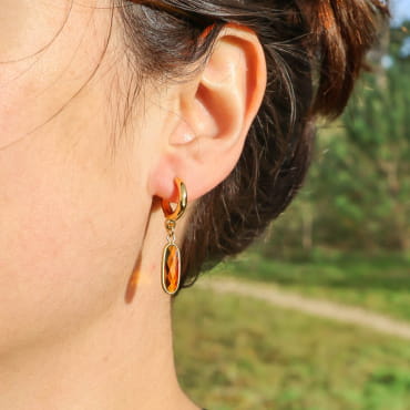 Boucles Galante dorées avec perles marron, portées sur peau dorée – création artisanale française