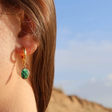 Boucles Galante dorées avec perles vertes, portées au bord de l’eau – création artisanale française