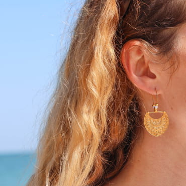 Boucles d’oreilles Illapa doré à l’or fin et perles blanches, bijou artisanal fabriqué en France.