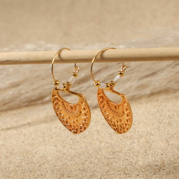 Boucles Illapa dorées à l’or fin et perles blanches, création artisanale française lumineuse.