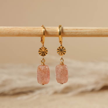 boucles d’oreilles Margaret doré avec perles roses posées sur fond sable