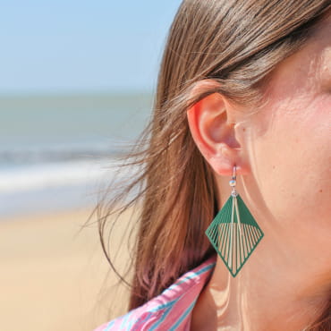 Bijou artisanal Marimba argenté et pampilles vertes, made in France.