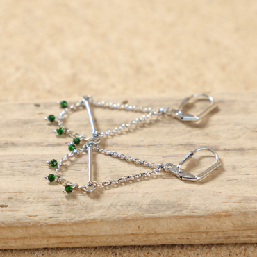 Détail des boucles d'oreilles Mésange avec perles en verre vert bouteille et chaînes argentées – création artisanale française