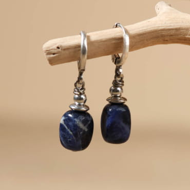 Boucles Mireille pendantes, perles bleu marine et crochets argentés, chic iodé.