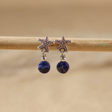 Boucles d'oreilles Patti argenté et bleu. Fabriqué à la main sur l'île d'Oléron.