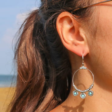 Boucles d’oreilles Pixie en métal plaqué argent et perles bleu ciel, création artisanale française.