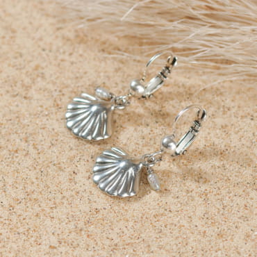 Boucles Playa argentées en forme de coquillage blanc nacré – bijou fait main