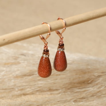 Boucles Poudre dorées à l’or fin, perles roses et marron, fabrication artisanale française élégante.