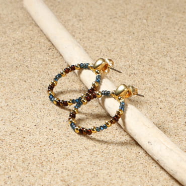 Boucles Ramses dorées à l’or fin et perles marron multicolores, bijou artisanal français raffiné.