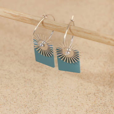 Boucles Samoa en perles bleu ciel et métal argenté, bijou fait à la main en France