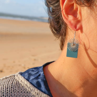 Boucles Samoa bleu ciel en métal argenté, portées au bord de la plage – fait main en France