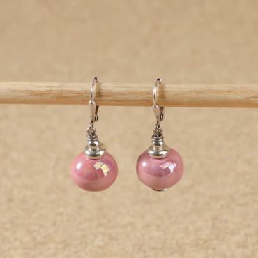Boucles d'oreilles Seiche en céramique rose pale. Fabrication française