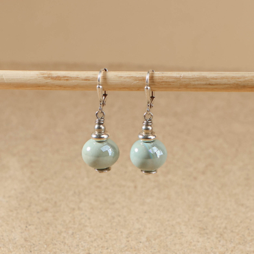 Boucles d'oreilles Seiche en céramique vert amande. Fabrication artisanale.