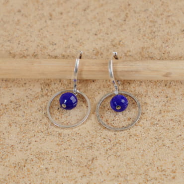 Boucles Siloe argentées à perles bleu foncé, accrochées à une branche – fait main en France