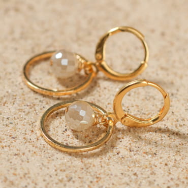 Boucles Siloe en métal doré et perles blanc cassé, douceur et éclat à l’unisson.