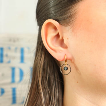 Boucles d’oreilles Siloe dorées avec perles bleu gris, bijou fait main en France