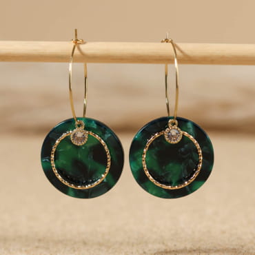 Boucles Steph dorées, verre vert bouteille profond, présentées sur fond bois clair – création artisanale française