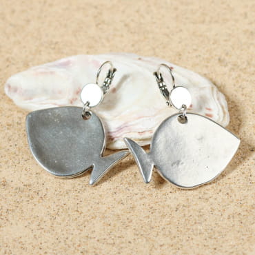 Boucles Thermale en métal argenté martelé, effet miroir et élégance brute