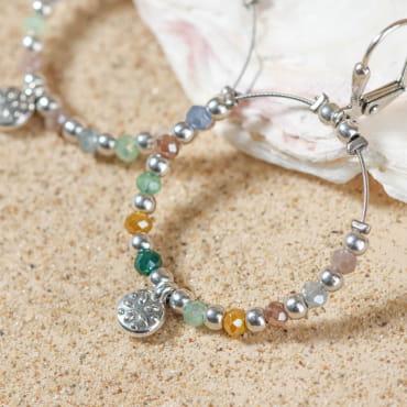 Boucles Trieste argentées avec perles multicolores pastel, accrochées à une coupelle – fabrication artisanale en France