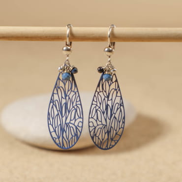 Détail des boucles d'oreilles Ulka avec pendentif goutte bleu montana, perles en verre et nacre bleues, monture argentée – création artisanale française élégante