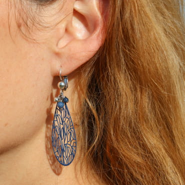 Boucles d'oreilles Ulka Retour de Plage en métal plaqué argent 999 avec pendentif goutte bleu montana, perle en verre bleu et perle en nacre bleue – bijou artisanal fabriqué en France