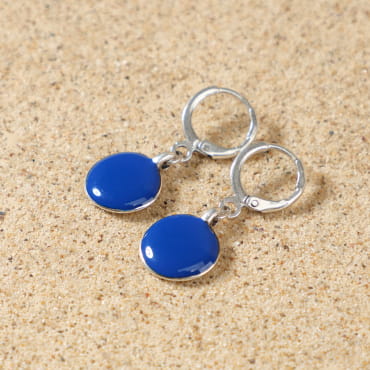 Boucles d'oreilles Vartan Retour de Plage en métal plaqué argent 999, avec pendentif rond en résine bleu marine – bijou artisanal fabriqué en France