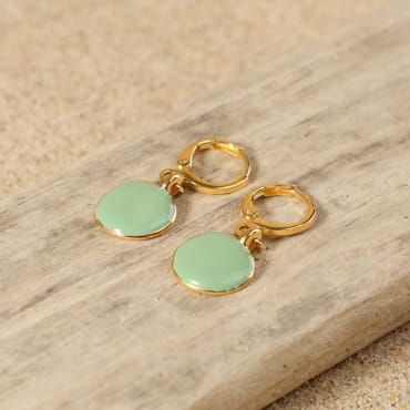 Boucles Vartan dorées à l’or fin et perles vert amande, bijou artisanal fabriqué en France.