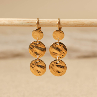 Boucles d'oreilles Witney – bijou en métal doré avec pendentifs ronds de tailles variées, fabrication artisanale française