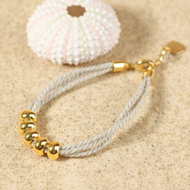 Bracelet Île doré et lin naturel, perles dorées sur cordon clair – bijou bohème made in France
