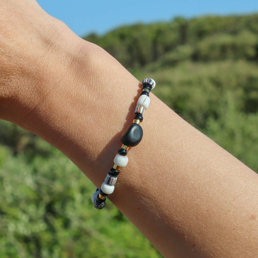 Bracelet AgnĂšs Retour de Plage en obsidienne noire, perles de rocaille noires et blanches, perles en mĂ©tal dorĂ© 24 carats, montĂ© sur fil Ă©lastique transparent â bijou artisanal fabriquĂ© en France