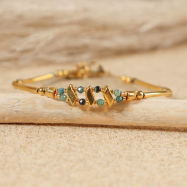 Bracelet Anisha en perles bleu gris et finitions dorées, bijou fait main en France