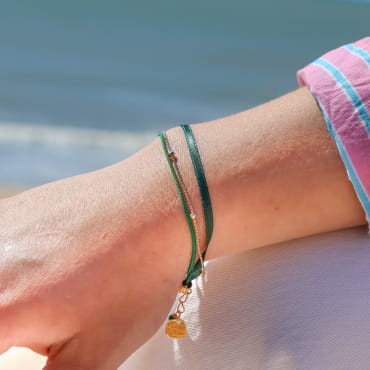Bracelet Bombay doré avec cordon vert, bijou artisanal fabriqué en France.
