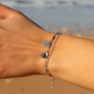 Bracelet casta multicolore revisité, version argentée, détails lumineux et estivaux.