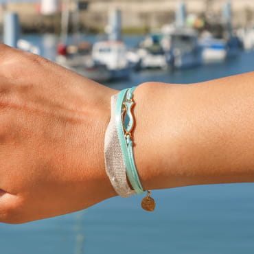 Bracelet Ciboure doré à l’or fin et perles vert d’eau, bijou artisanal fabriqué en France.