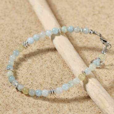 Composition fraîche et lumineuse du bracelet Eureka, parfait pour les journées d’été.