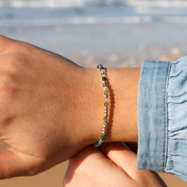 Bracelet Eywa vert et argenté porté au poignet – création artisanale française
