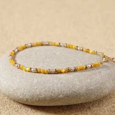 Bracelet Gina doré à l’or fin et perles jaunes, bijou artisanal français éclatant.
