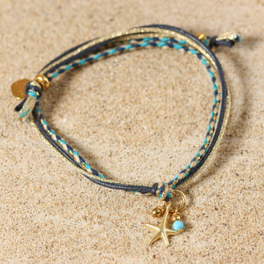 Bracelet Java doré à l’or fin et perles bleu marine multicolores, bijou artisanal français inspiré de l’océan.