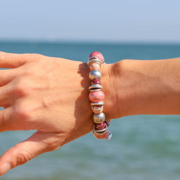 Bracelet Jeux en métal plaqué argent et perles bordeaux, création artisanale française.