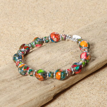 bracelet Jungle argenté avec perles multicolores sur sable clair