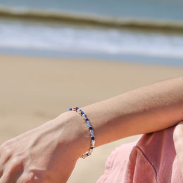 bracelet Kelele argenté bleu marine, bijou artisanal fait main en France