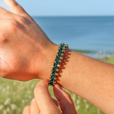 Bracelet Laure doré à l’or fin et perles vert bouteille, bijou artisanal fabriqué en France.