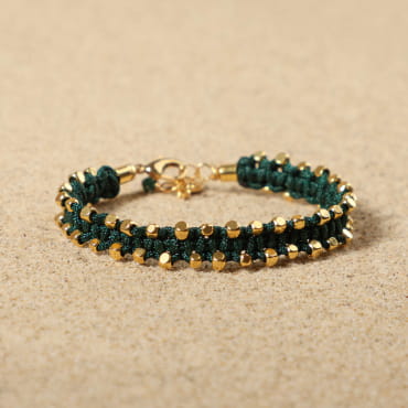 Bracelet Laure doré à l’or fin et perles vert bouteille, fabrication artisanale française.