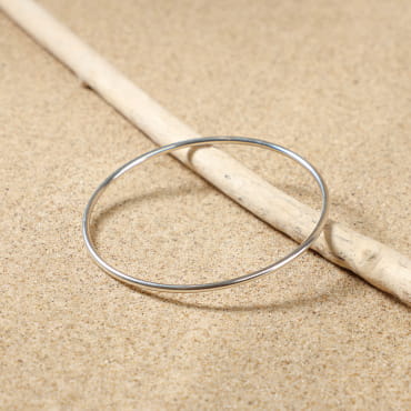 Bracelet Lima en métal plaqué argent, bijou artisanal français élégant et minimaliste.