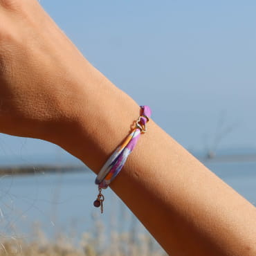 bracelet Maman doré avec cordon violet porté au poignet