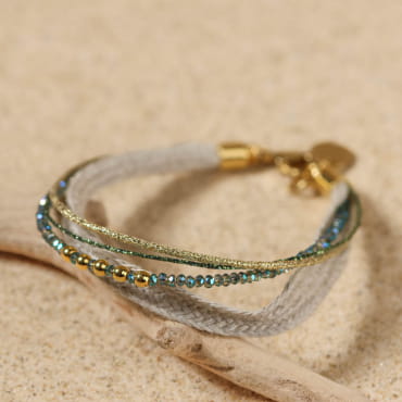 Bracelet Marennes doré et vert, tressage artisanal et reflets végétaux, à l’esprit insulaire.