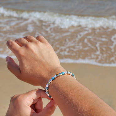 Bracelet Méduse en métal plaqué argent et perles bleu ciel, création française faite main.