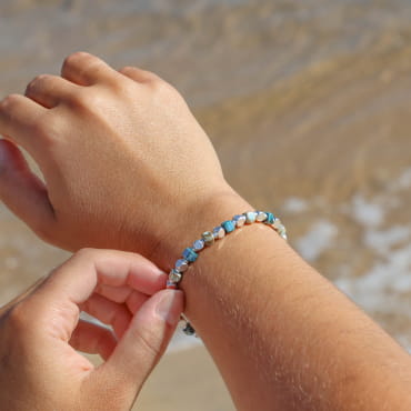 Bracelet Méduse en métal plaqué argent et perles bleu ciel, bijou artisanal inspiré de la mer.