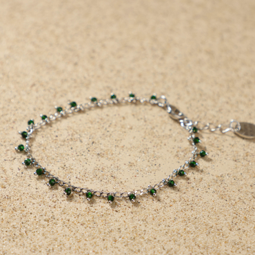 Bracelet Mésange Retour de Plage en métal argenté 999, composé d'une fine chaîne ponctuée de perles en verre vert bouteille, fermoir mousqueton argenté – bijou artisanal fabriqué en France